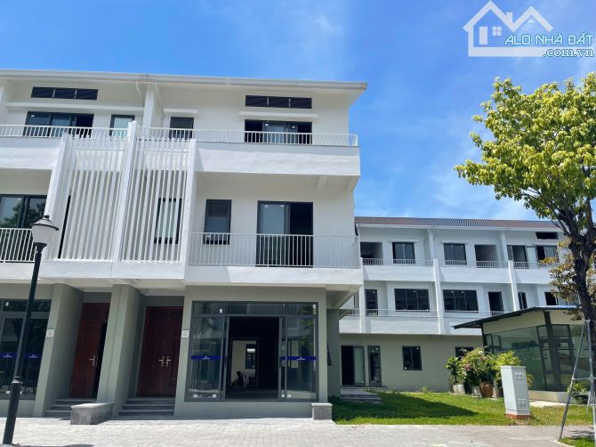 Siêu phẩm căn góc 3 tầng diện tích 168m2 ngang 10,5m dài 16m view thoáng mát 3 mặt tiền.