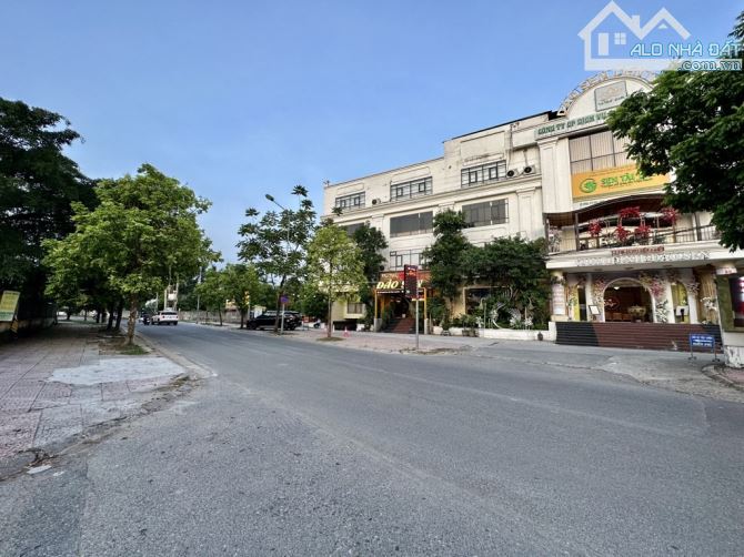 Biệt thự phố Nguyễn Sơn 215m2- 4 tầng- 38 tỷ, ô tô tránh- sân vườn