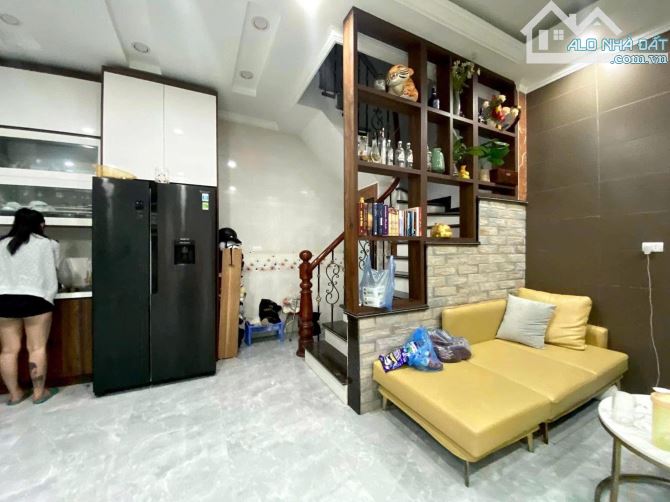 Bán nhà Đống Đa - Láng Hạ 31m2 x 5 tầng, MT 5.4m, giá 11.9 tỷ, 50m ra phố, ô tô đỗ cửa