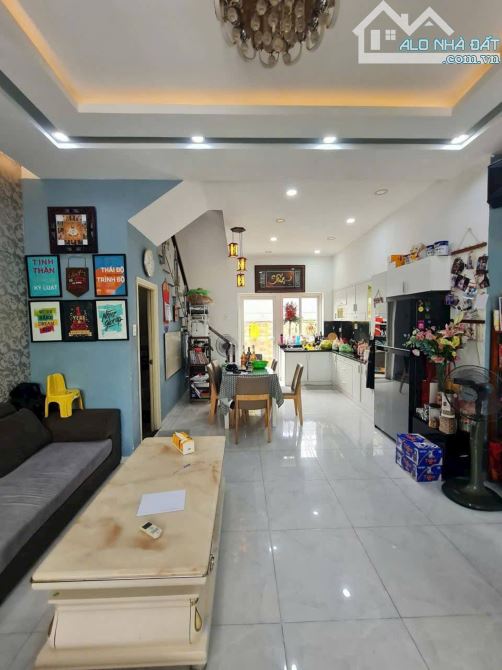 Bán nhà phố Mega Village Khang Điền, tặng nội thất cao cấp, sổ hồng, giá rẻ nhất dự án