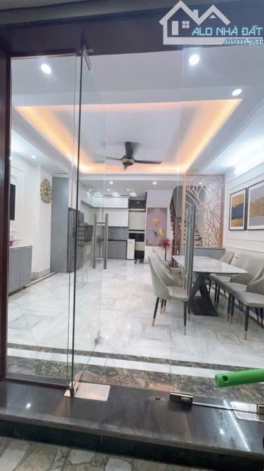 TRUNG TÂM CẦU GIẤY – NHÀ ĐẸP LONG LANH – FULL NỘI THẤT – NGÕ KINH DOANH – Ở SƯỚNG