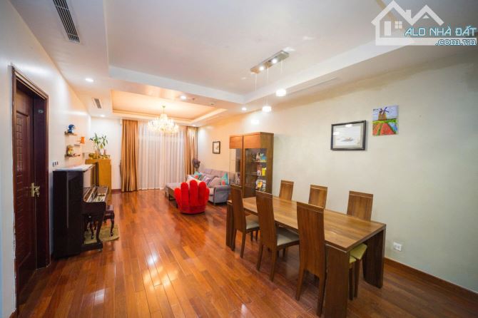 Căn to giá rẻ tại ROYAL CITY giá đẹp nhà tầng cao .