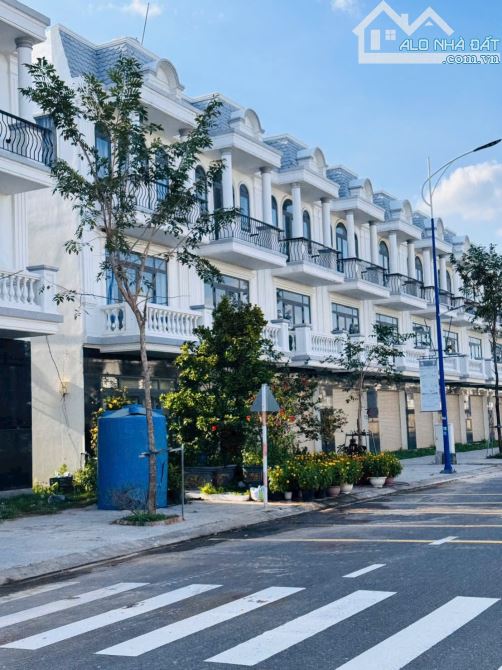 Bán gấp căn shophouse cho anh chị khách mua lúc đỉnh 3ty nay bán 2ty400