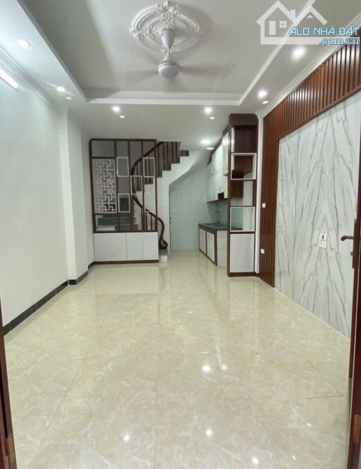 Bán nhà Thạch Bàn, Long Biên 30m2, 5 tầng, ô tô đỗ gần, 5.75 tỷ