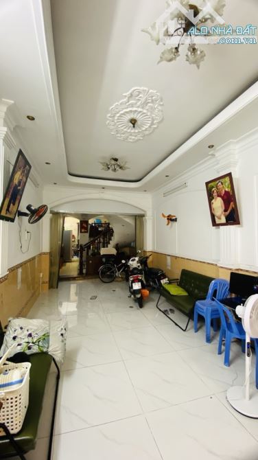 nhà chưa qua đầu tư, hẻm 6m, 61m2,gần Emart