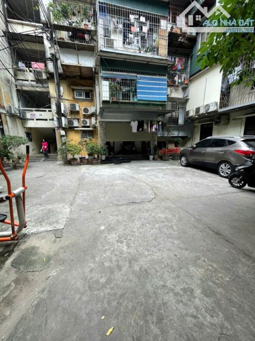 Bán nhanh căn tập thể 2PN, giá tốt phố Linh Lang, DTSD 60m2 2 ngủ.