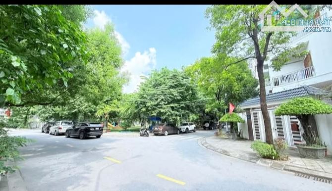 Cần bán nhà biệt thự lô gócForesa 8B Khu ĐTM Xuân Phương .