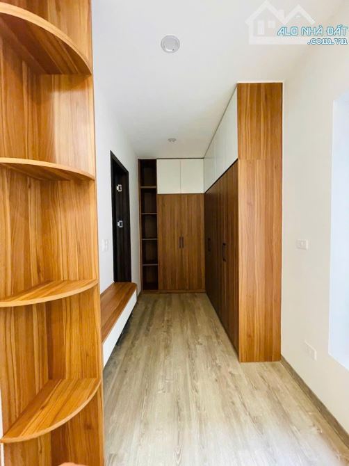NHÀ PHÂN LÔ 1 NHÀ RA PHỐ VỈA HÈ  Ô TÔ 16 CHỖ RỘNG 70m 6 TẦNG 29 TỶ HOÀNG QUỐC VIỆT