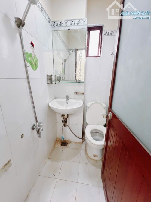 SÁT MẶT TIỀN CÓ 50 M XE HƠI Q4  NGANG 4.3 X 14 - 4 TẤM  HƠN 100 TRIỆU M