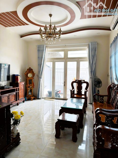 cho thuê nhà 93m2 hẻm xe hơi đường số 9 phường Linh Tây 4 phòng ngủ gần chợ