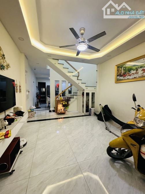 Bán gấp nhà mới, đẹp hẻm xe hơi, 2 tầng, 60m, gần chợ Gò Xoài, khu sầm uất chỉ 4.x tỷ.