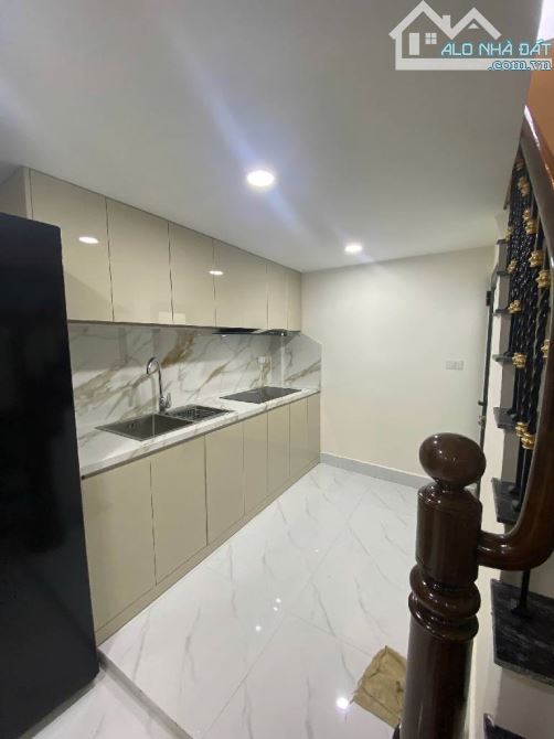 BÁN NHÀ BÁT KHỐI – 5 TẦNG – 30M² – 5,15 TỶ – Ô TÔ ĐỖ CỔNG – Ở NGAY