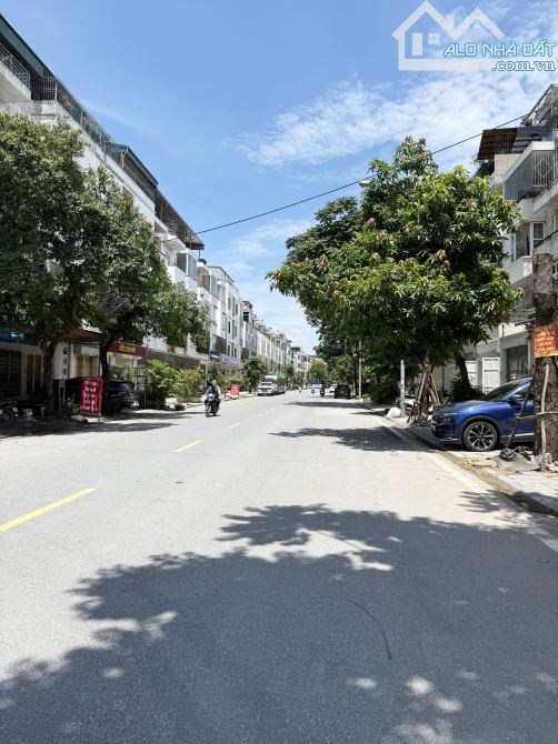 Bán Nhà Phân Lô Văn La 50m 5 Tầng MT 5.5m Ô Tô Tránh Vỉa Hè 15.3 Tỷ