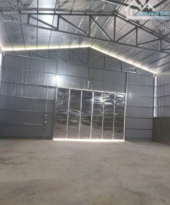 cho thuê kho xưởng 350m² tại Cự Khối , Long Biên , Hà Nội. Xưởng cao 7m, xe 5t ấn đỗ cửa
