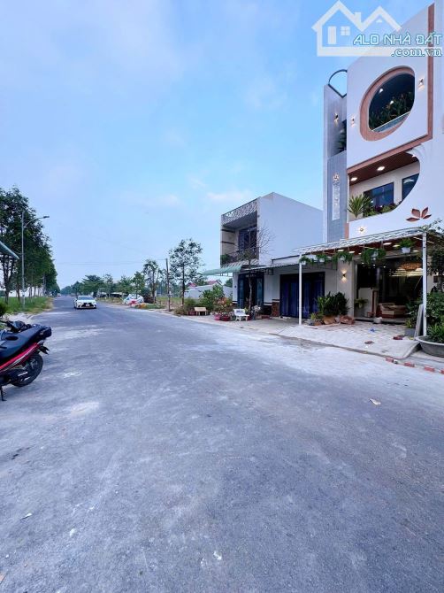🚨 Chính chủ gửi bán nhà 3 tầng MT Phường 4 - TP Tân An - Long An 82m² - 2.3 tỷ SHR - 10