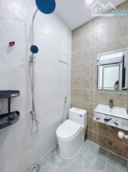 BÁN NHÀ MỚI ĐẸP 2 TẤM QUẬN 4 DT 45m2 HẺM 1/ SÁT MT KHU DÂN CƯ 3PN + 2WC GIÁ 4TỈ 5 TL - 10
