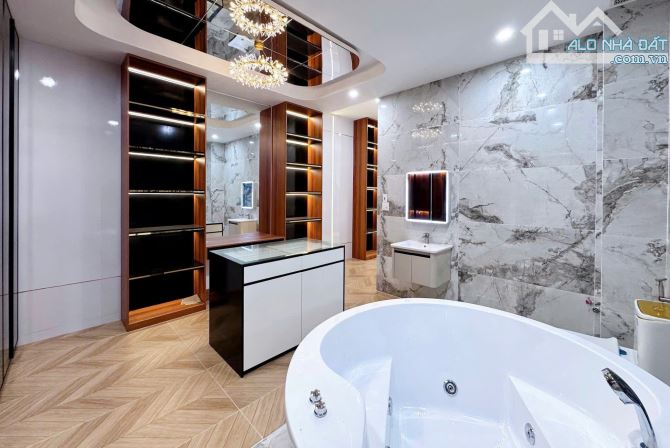 🚨 Chính chủ gửi bán nhà 3 tầng MT Phường 4 - TP Tân An - Long An 82m² - 2.3 tỷ SHR - 11