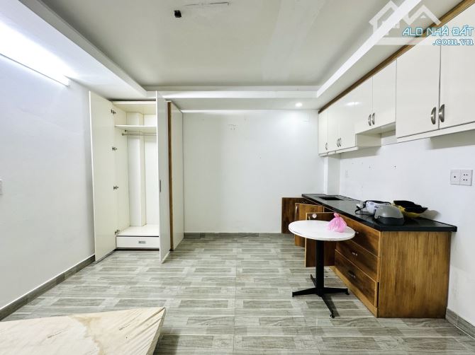 Bán nhà mặt tiền Phú Nhuận - khu Phan Xích Long - 6 tầng - 12 phòng - 11