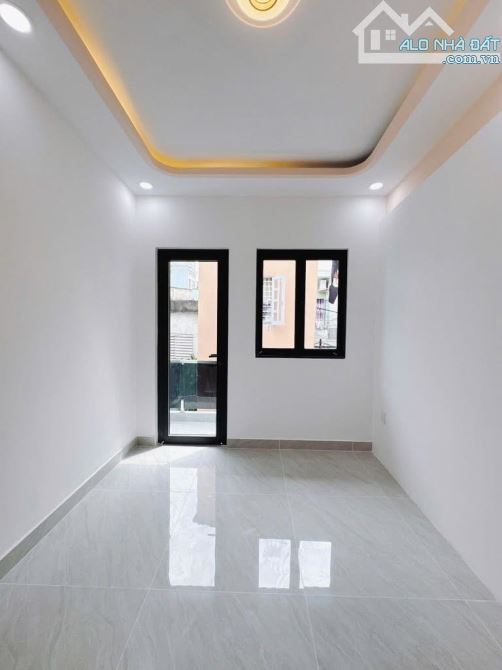BÁN NHÀ MỚI ĐẸP 2 TẤM QUẬN 4 DT 45m2 HẺM 1/ SÁT MT KHU DÂN CƯ 3PN + 2WC GIÁ 4TỈ 5 TL - 11