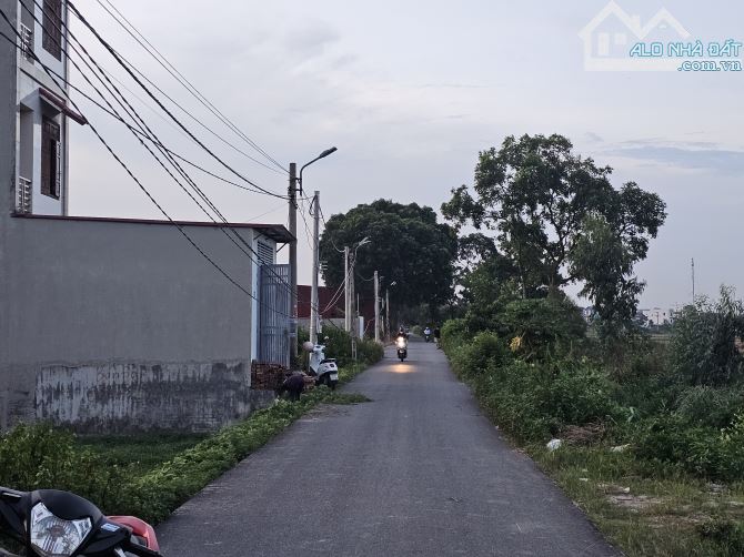 Bán đất trục chính quỳnh đôi chạy thẳng sang do nha DT 120m, MT 5m, Hướng ĐN,Giá 3,3  tỷ - 3