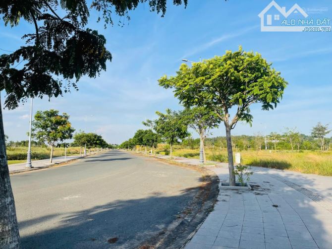Đất nền Long Thành! Mặt tiền rộng rãi-Cách sb Long Thành 7p di chuyển-SHR-Chỉ 900 triệu - 1