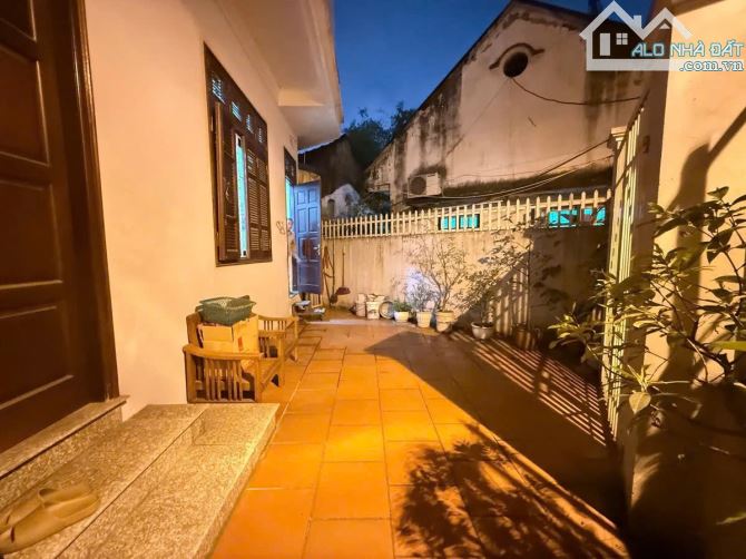 Bán nhà phố Kim Mã 66m2 mặt tiền 5m nhà 3 mặt thoáng 3 tầng đẹp giá chỉ 12 tỷ - 1