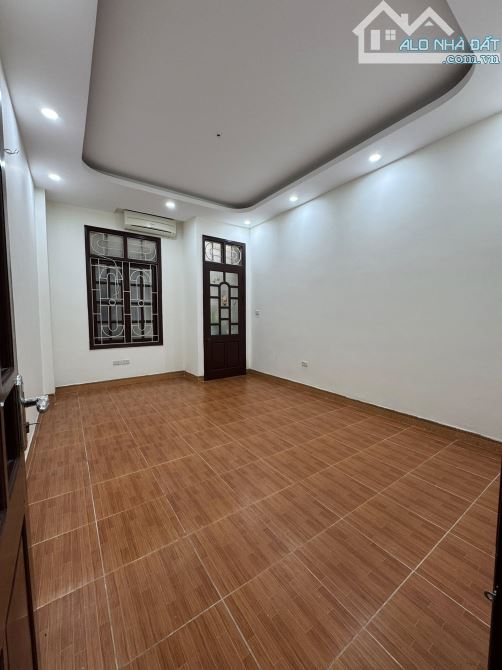 BÁN NHÀ CÁT LINH ĐỐNG ĐA 40m 5T Mt 4m GIÁ 10 TỶ NGÕ THÔNG BA GÁC TRÁNH KINH DOANH. - 1