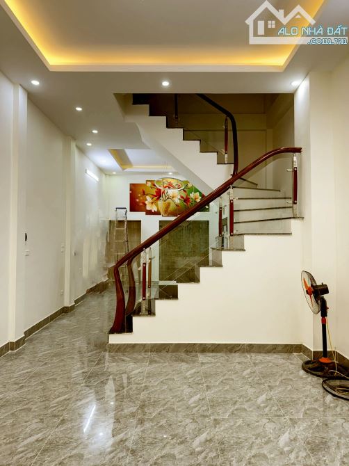 BÁN NHÀ PHÂN LÔ TÔ VĨNH DIỆN- dt 60mX 4 tầng- 2 thoáng- 15M ra oto tránh. - 1
