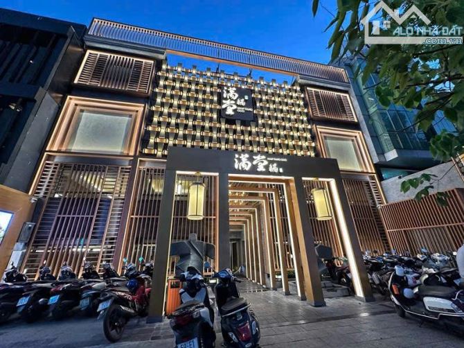 Siêu vị trí: Mặt tiền đoạn đẹp Phan Xích Long, DT: 16x16m, 4 Tầng , sẵn HĐ Thuê: 310 Triệu - 1