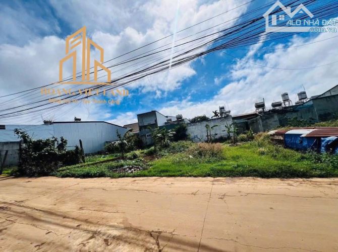 Bán 3 lô liền kề đất hẻm 246 Y Moal  - Diện tích: 5 x 23,36m - Thổ cư: 60m² - Hướng: Bắc c - 1