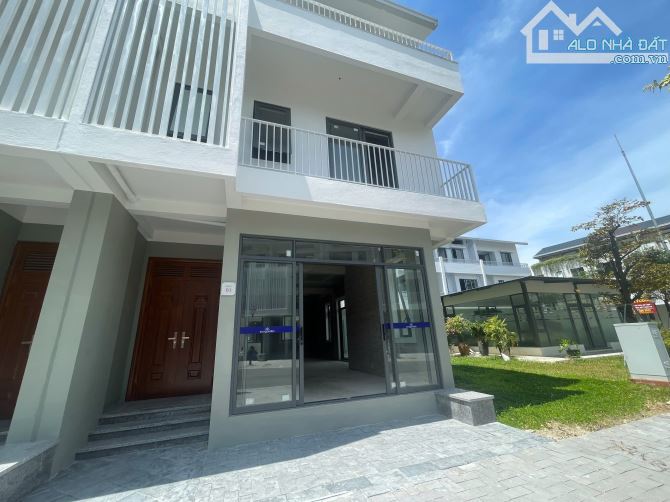 Siêu phẩm căn góc 3 tầng diện tích 168m2 ngang 10,5m dài 16m view thoáng mát 3 mặt tiền. - 1