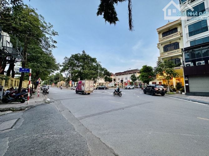Biệt thự phố Nguyễn Sơn 215m2- 4 tầng- 38 tỷ, ô tô tránh- sân vườn - 1