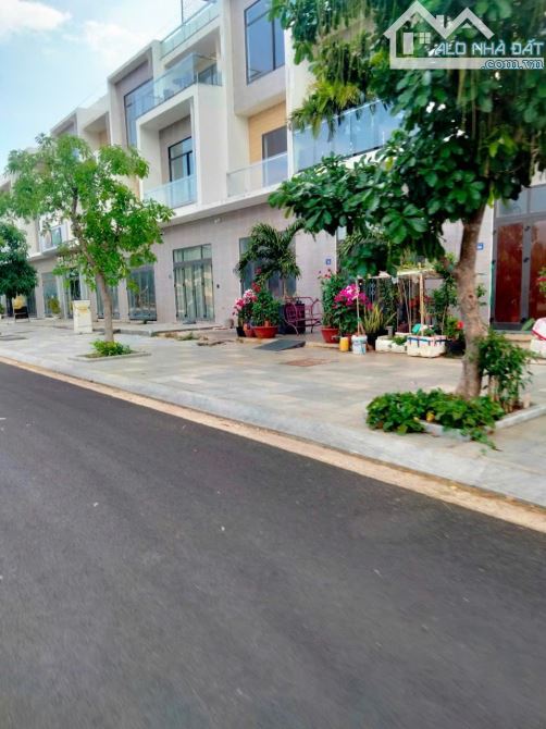 Cần bán căn nhà phố 1 trệt 2 lầu tại Long Toàn, Bà Rịa - 1