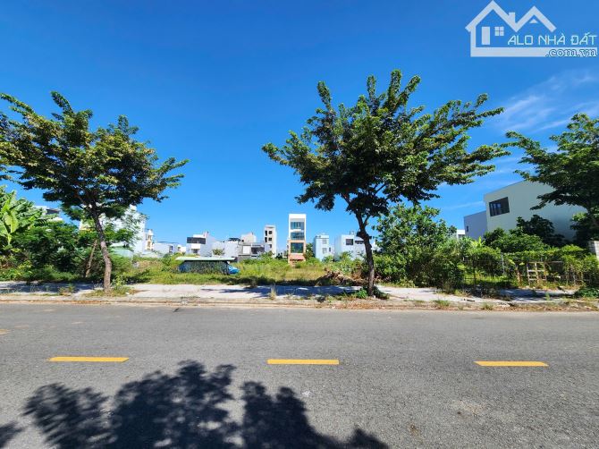 SIÊU VỊ TRÍ KINH DOANH  NAM HÒA XUÂN   B2.20  Đường Trương Quang Được Đông nam sạch 8ty190 - 1