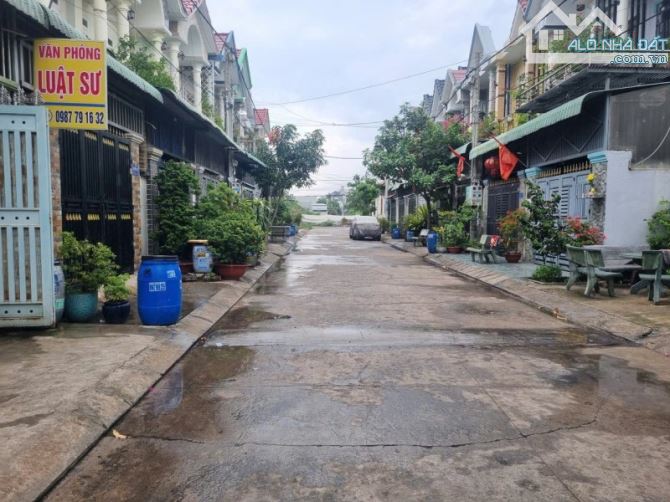Bán nhà 2 Tầng DĩAn,SHR đường 2 xe hơi thông,gần chợ Tân Long - 1