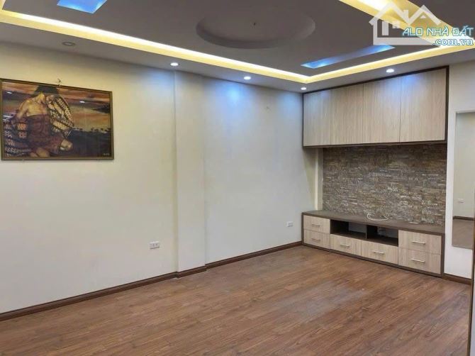 Cho thuê căn hộ T2 mặt đường Láng Hạ, Đống Đa. Giá: 12tr - 1