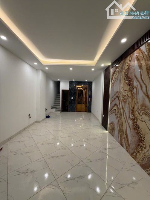 Phố Trạm - Thang máy - Ô tô 16 chỗ thông - chỉ 8.8 tỷ - 1