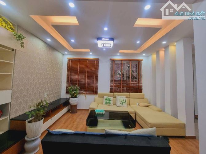 Nhà Nguyễn Phúc Lai - Đống Đa - oto - DT 74m - MT 9.6m - KD đỉnh- 25 tỷ - 1