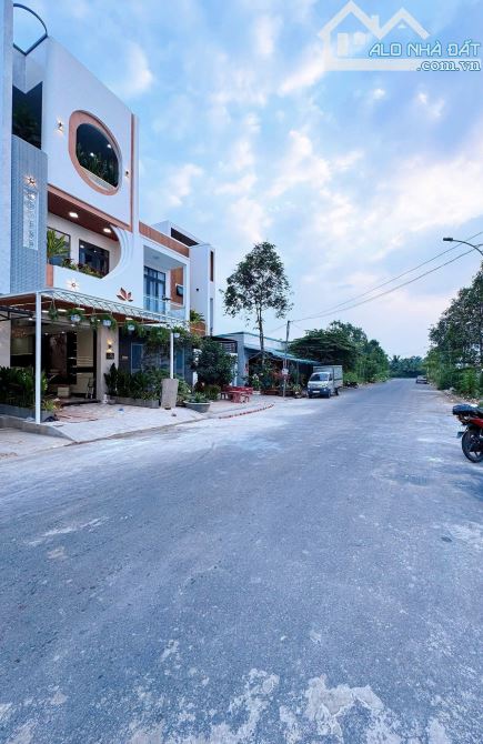 🚨 Chính chủ gửi bán nhà 3 tầng MT Phường 4 - TP Tân An - Long An 82m² - 2.3 tỷ SHR - 16