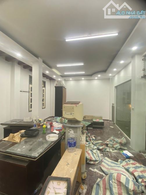 Cho thuê nhà nguyên căn lô góc Trần Quốc Hoàn. DT 50m2, 5 tầng. 22 triệu(tháng) - 2