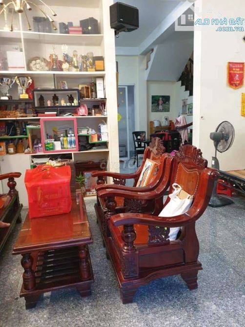 Cho thuê nhà nguyên căn Hẻm xe hơi - Cạnh Khu C làng đại học giá chỉ 9.5tr - 2