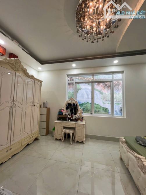 💥 Siêu phẩm 4 tầng khu Tên Lửa💥 - Dt 6 x 14 m , 1 trệt 2 lầu sân thượng ,gồm 5 PN - 2