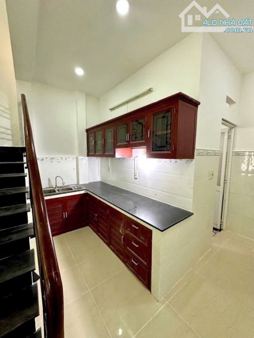 Bán gấp nhà đẹp ở ngay Âu Dương Lân, cách hẻm xe hơi 15m, 41m2, ngang 4.1m, SHR, HCĐ. - 2