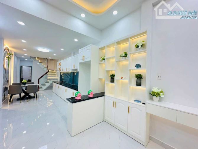 NHÀ CẠNH CHỢ, 70M2 - 3PN - ÔTÔ ĐỖ CỬA - 4TỶ68.. - 2
