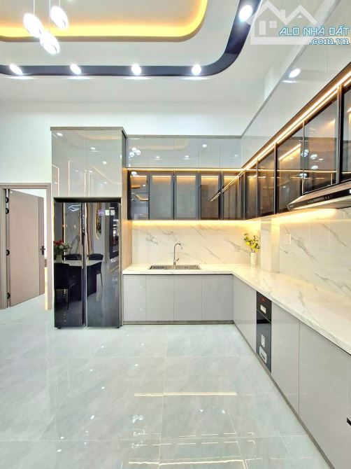 Căn nhà đẹp siêu rộng ngay Phạm Văn Hai, Tân Bình. Giá: 3 Tỷ 290 / 70m2. SHR, hẻm thông - 2