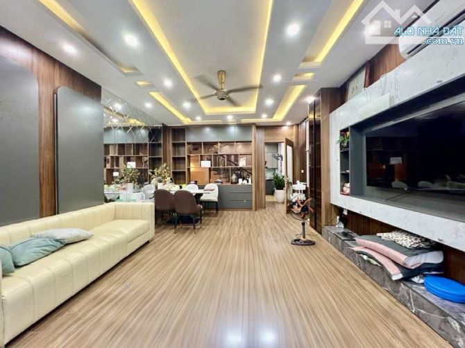 nhà lô góc, mặt ngõ ô tô, hiếm có khó tìm tại bát khối, 51m2, gia 11.x tỷ