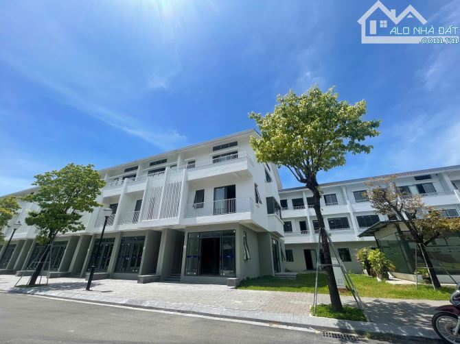 Siêu phẩm căn góc 3 tầng diện tích 168m2 ngang 10,5m dài 16m view thoáng mát 3 mặt tiền. - 2
