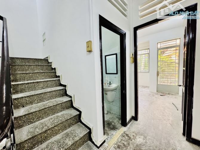 Bán gấp nhà Mặt tiền Trần Hữu Trang 4 tầng - khu vip Phú Nhuận - ngay Nguyễn Văn Trỗi - - 2