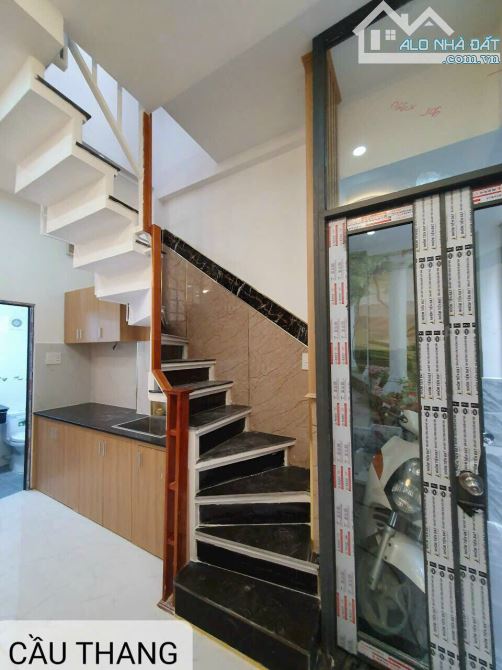 Bán nhà mini house xinh thông minh, 3 tầng Trần Quý Cáp, DT 40m2 có 2.7 tỷ, 60 triệu/m2 - 2