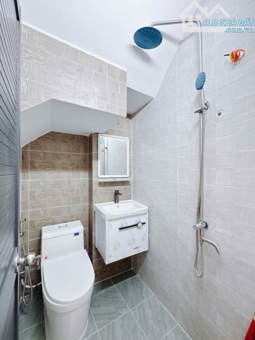 BÁN NHÀ MỚI ĐẸP 2 TẤM QUẬN 4 DT 45m2 HẺM 1/ SÁT MT KHU DÂN CƯ 3PN + 2WC GIÁ 4TỈ 5 TL - 2
